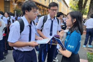 Hoạt động tư vấn tuyển sinh năm 2026 của Trường Đại học Kinh tế - Luật (UEL).