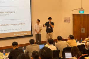 Sinh viên thuyết trình ý tưởng tại vòng chung kết cuộc thi. Ảnh: Phúc Uyên