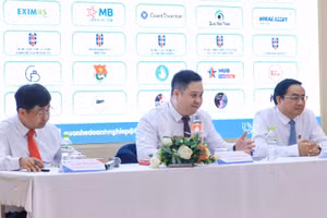 Đại diện Trường Đại học Ngân hàng TPHCM công bố sự kiện thường niên Ngày hội Thực tập và Việc làm HUB. Ảnh: HUB