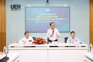 Ban lãnh đạo Đại học Kinh tế TPHCM tại buổi giới thiệu chương trình. Ảnh: UEH