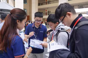 Sinh viên tìm hiểu thông tin nghề nghiệp tại Ngày hội tuyển dụng và kết nối doanh nghiệp lần thứ 1 năm 2025 Trường Đại học Tôn Đức Thắng. Ảnh: TDTU