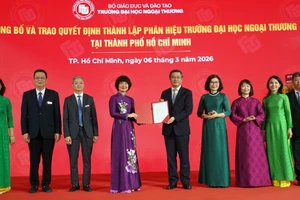 Thứ trưởng Nguyễn Văn Phúc trao quyết định thành lập Phân hiệu Trường Đại học Ngoại thương tại TPHCM cho tập thể lãnh đạo nhà trường. Ảnh: Mạnh Tùng.