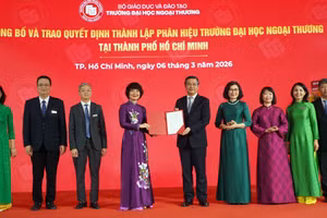 Thứ trưởng Nguyễn Văn Phúc trao quyết định thành lập Phân hiệu Trường Đại học Ngoại thương tại TPHCM cho tập thể lãnh đạo nhà trường. Ảnh: Mạnh Tùng.