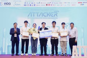 Nhóm URAx và giảng viên hướng dẫn - PGS.TS. Quản Thành Thơ (bìa phải). 