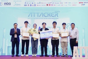 Nhóm URAx và giảng viên hướng dẫn - PGS.TS. Quản Thành Thơ (bìa phải). 