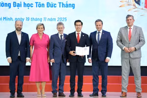 Chủ tịch Thượng viện Quốc hội Cộng hòa Séc Milos Vystrcil trao kỷ niệm chương cho TS Trần Trọng Đạo, Hiệu trưởng Trường Đại học Tôn Đức Thắng.