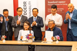 Đại học Quốc gia TPHCM và Trường Phát triển bền vững Doerr ký kết hợp tác, ngày 16/10. Ảnh: VNUHCM