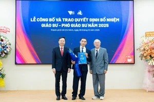 Lãnh đạo nhà trường trao quyết định bổ nhiệm cho GS.TS. Phan Thành An (giữa).
