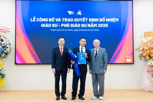 Lãnh đạo nhà trường trao quyết định bổ nhiệm cho GS.TS. Phan Thành An (giữa).