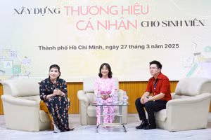 Các chuyên gia tại tọa đàm "Xây dựng thương hiệu cá nhân cho sinh viên".