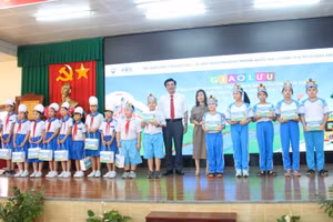 Lãnh đạo Sở GD&ĐT TP Cần Thơ và đại diện Toyota Việt Nam trao quà cho học sinh tham gia Hội Giao lưu.