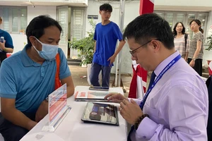 Theo ThS Cù Xuân Tiến, Trưởng phòng Tuyển sinh và Công tác sinh viên Trường Đại học Kinh tế - Luật (Đại học Quốc gia TPHCM) tư vấn cho phụ huynh.