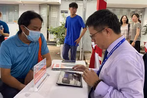 Theo ThS Cù Xuân Tiến, Trưởng phòng Tuyển sinh và Công tác sinh viên Trường Đại học Kinh tế - Luật (Đại học Quốc gia TPHCM) tư vấn cho phụ huynh.