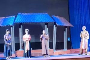 Chương trình “Sử ca Học đường” năm 2025, với vở kịch mang tên “Nữ sĩ Hồ Xuân Hương”. Ảnh: Gia Kỳ