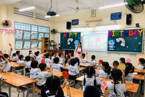 Cô giáo của Trường Tiểu học Lê Văn Tám (quận Tân Phú, TPHCM) trong một tiết dạy học. Ảnh: H.P