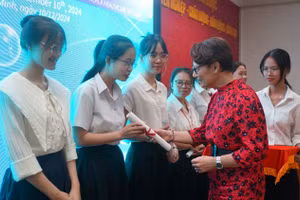 Trao học bổng cho sinh viên Khoa Dược - Trường Đại học Y Dược TPHCM. Ảnh: Lê Nam