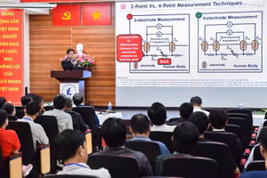 GS Yongfu Li - Đại học Giao thông Thượng Hải (Trung Quốc) trình bày tham luận chính tại hội nghị. Ảnh: HCMUS