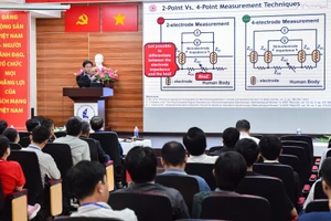 GS Yongfu Li - Đại học Giao thông Thượng Hải (Trung Quốc) trình bày tham luận chính tại hội nghị. Ảnh: HCMUS