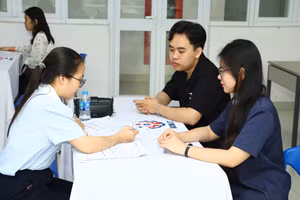 Sinh viên tìm hiểu các vị trí việc làm tại Ngày hội Giao lưu - Tuyển dụng - Việc làm năm 2025. Ảnh: HCMUTE