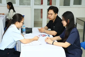 Sinh viên tìm hiểu các vị trí việc làm tại Ngày hội Giao lưu - Tuyển dụng - Việc làm năm 2025. Ảnh: HCMUTE