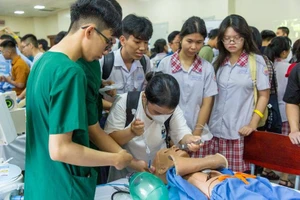 Học sinh trải nghiệm tại Ngày hội Tư vấn Tuyển sinh - Hướng nghiệp do Trường Đại học Y Dược TPHCM tổ chức tháng 4/2025. Ảnh: UMP