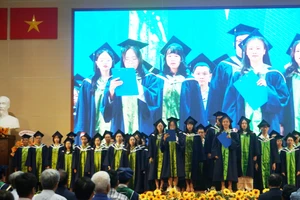 Tân bác sĩ, dược sĩ Trường Đại học Khoa học Sức khỏe - Đại học Quốc gia TPHCM trong nghi thức tuyên thệ. Ảnh: Mạnh Tùng