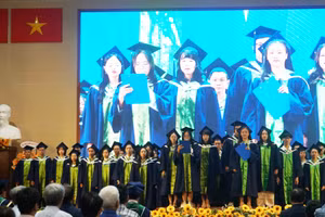 Tân bác sĩ, dược sĩ Trường Đại học Khoa học Sức khỏe - Đại học Quốc gia TPHCM trong nghi thức tuyên thệ. Ảnh: Mạnh Tùng