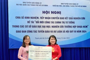 PGS.TS Ngô Thị Phương Lan (phải) chuyển giao đề tài cho bà Đặng Thùy Khánh Vân, Trưởng Ban Tuyên giáo Đảng ủy Khối Đại học, Cao đẳng TPHCM. Ảnh: Thùy Linh