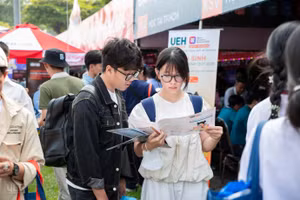 Học sinh tìm hiểu thông tin tuyển sinh của Đại học Kinh tế TPHCM tại Ngày hội tư vấn tuyển sinh – hướng nghiệp TPHCM 2026.