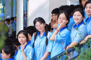 Học sinh THPT tham quan, trải nghiệm môi trường học tập tại Trường Đại học Kinh tế - Luật (Đại học Quốc gia TPHCM). Ảnh: UEL