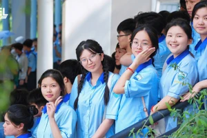 Học sinh THPT tham quan, trải nghiệm môi trường học tập tại Trường Đại học Kinh tế - Luật (Đại học Quốc gia TPHCM). Ảnh: UEL