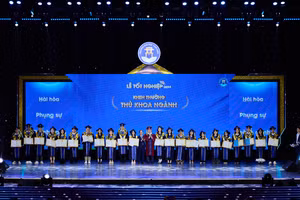 Thủ khoa các ngành được nhà trường khen thưởng tại buổi lễ. Ảnh: VHU