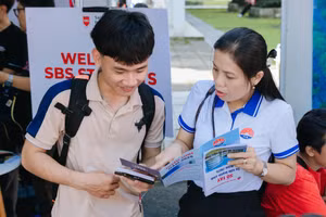 Thí sinh tìm hiểu thông tin tuyển sinh của Học viện Cán bộ TPHCM. Ảnh: HVCB