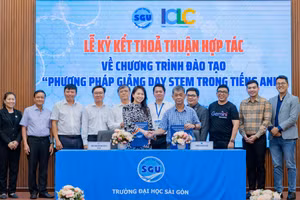 Các đơn vị ký kết triển khai đào tạo về "Phương pháp giảng dạy STEM trong tiếng Anh". Ảnh: SGU