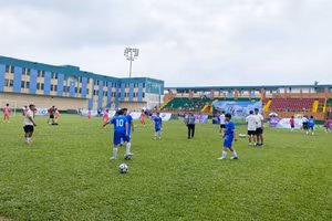 Hai đội bóng U13 Phường Bình Tân và Phường Bảy Hiền tập khởi động trước trận khai mạc.