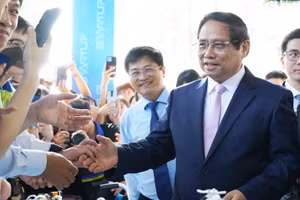 Thủ tướng Chính phủ Phạm Minh Chính tham quan các gian hàng trưng bày sản phẩm khởi nghiệp tại Ngày hội Khởi nghiệp Quốc gia của học sinh, sinh viên lần thứ VII, năm 2025. Ảnh: HCMUTE