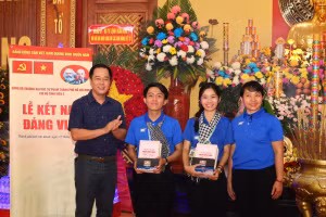 Đảng bộ Trường Đại học Sư phạm TPHCM tổ chức lễ kết nạp đảng viên mới cho 2 quần chúng ưu tú tại Cần Giờ. Ảnh: NTCC.