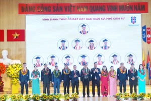 Trường Đại học Ngân hàng TPHCM vinh danh 12 thầy cô đạt học hàm GS, PGS năm 2024 tại lễ kỷ niệm. Ảnh: Mạnh Tùng