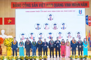Trường Đại học Ngân hàng TPHCM vinh danh 12 thầy cô đạt học hàm GS, PGS năm 2024 tại lễ kỷ niệm. Ảnh: Mạnh Tùng
