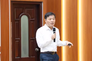 GS Vũ Hà Văn - Đại học Hong Kong, Giám đốc Quỹ Đổi mới Sáng tạo VinIF trình bày tham luận tại hội thảo. Ảnh: Khắc Hiếu.