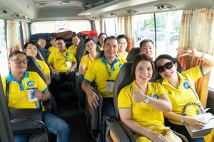 Các cán bộ Trường Đại học Tài chính - Marketing lên đường làm nhiệm vụ tại Hậu Giang, sáng 24/6. Ảnh: UFM.
