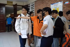 Thí sinh dự thi đánh giá năng lực do Đại học Quốc gia TPHCM tổ chức tại điểm thi Trường Đại học Sư phạm Kỹ thuật TPHCM. Ảnh: UTE