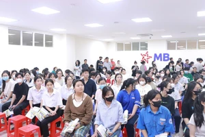Thí sinh thi đánh giá đầu vào đại học trên máy tính V-SAT năm 2025 tại Trường Đại học Ngân hàng TPHCM. Ảnh: HUB