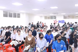 Thí sinh thi đánh giá đầu vào đại học trên máy tính V-SAT năm 2025 tại Trường Đại học Ngân hàng TPHCM. Ảnh: HUB