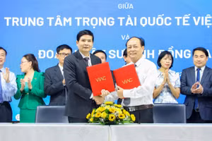 Trường Đại học Luật TPHCM và VIAC đã ký kết biên bản thỏa thuận hợp tác với các Đoàn Luật sư. (Ảnh: ULAW)