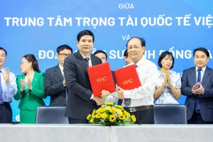 Trường Đại học Luật TPHCM và VIAC đã ký kết biên bản thỏa thuận hợp tác với các Đoàn Luật sư. (Ảnh: ULAW)