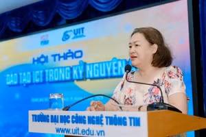 PGS.TS Nguyễn Hoàng Tú Anh - Hiệu trưởng Trường Đại học Công nghệ Thông tin phát biểu tại hội thảo. Ảnh: UIT