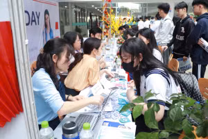 Học sinh tìm hiểu thông tin tuyển sinh đại học 2025 tại ngày hội tư vấn, tuyển sinh hồi tháng 1. Ảnh: Đ.H