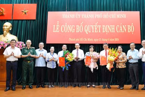 Thường trực Thành ủy, Ban Thường vụ Thành ủy TPHCM chúc mừng các nhân sự nhận quyết định tại buổi lễ. (Ảnh: Thành ủy TPHCM)