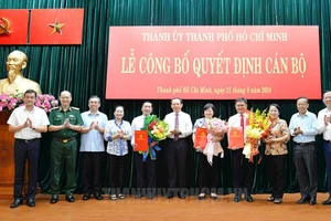 Thường trực Thành ủy, Ban Thường vụ Thành ủy TPHCM chúc mừng các nhân sự nhận quyết định tại buổi lễ. (Ảnh: Thành ủy TPHCM)